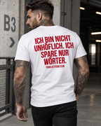 ICH BIN NICHT UNHÖFLICH. ICH SPARE NUR WÖRTER. – Unisex Statement T-Shirt Weiß mit rotem Backprint | freches Sprüche Shirt