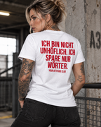 ICH BIN NICHT UNHÖFLICH. ICH SPARE NUR WÖRTER. – Unisex Statement T-Shirt Weiß mit rotem Backprint | freches Sprüche Shirt