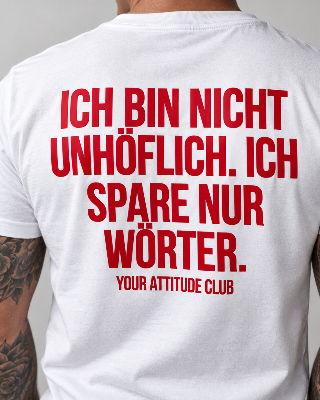 ICH BIN NICHT UNHÖFLICH. ICH SPARE NUR WÖRTER. – Unisex Statement T-Shirt Weiß mit rotem Backprint | freches Sprüche Shirt