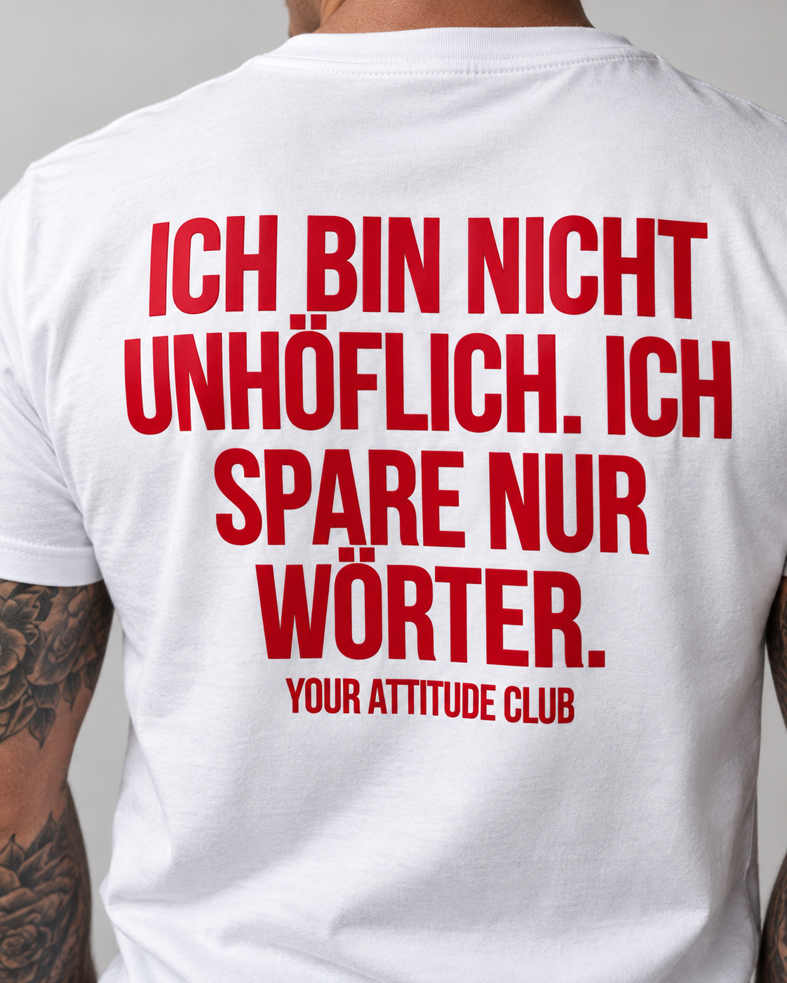 ICH BIN NICHT UNHÖFLICH. ICH SPARE NUR WÖRTER. – Unisex Statement T-Shirt Weiß mit rotem Backprint | freches Sprüche Shirt