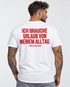 ICH BRAUCHE URLAUB VON MEINEM ALLTAG. – Unisex Statement T-Shirt Weiß mit rotem Backprint | lustiges Sprüche Shirt