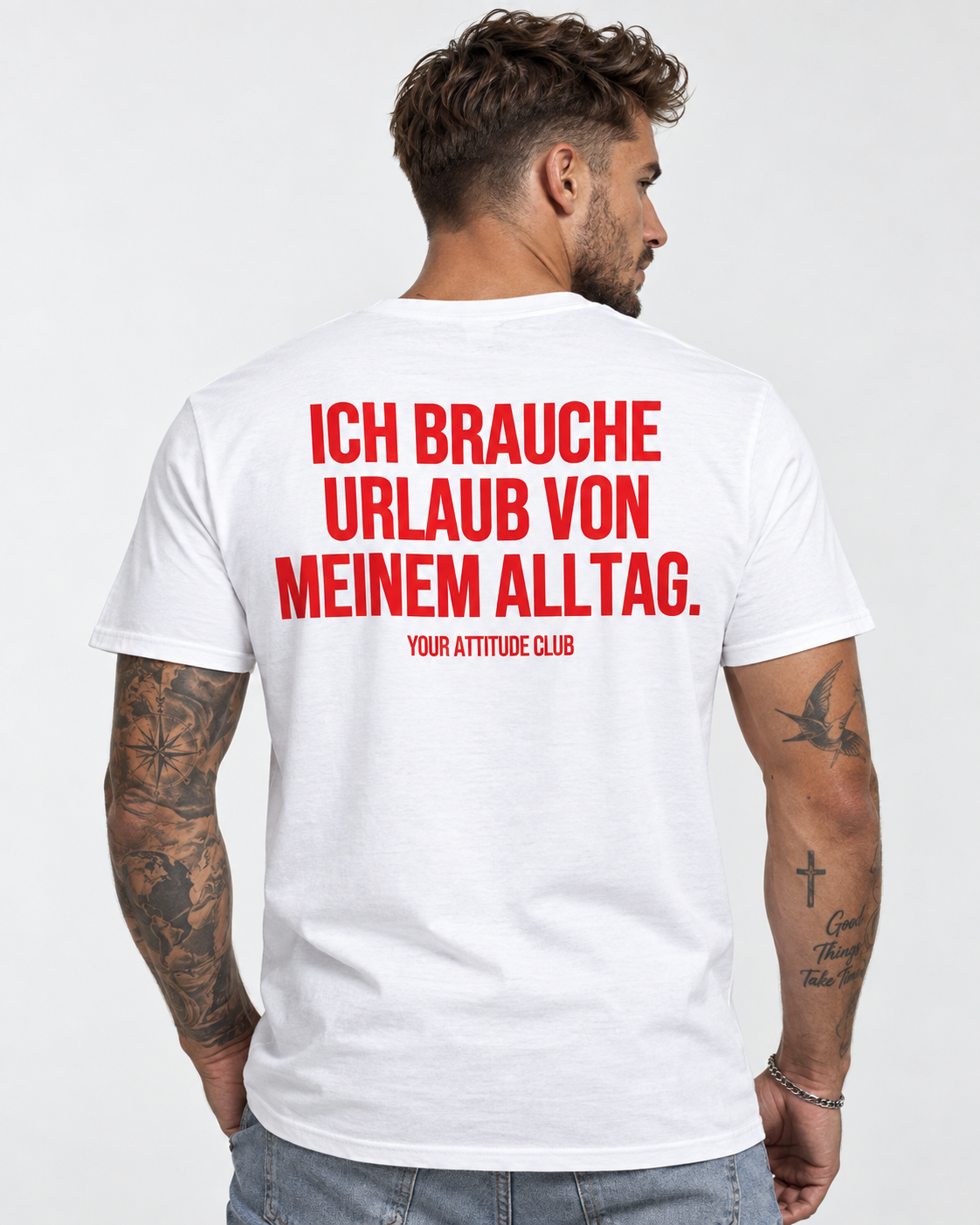 ICH BRAUCHE URLAUB VON MEINEM ALLTAG. – Unisex Statement T-Shirt Weiß mit rotem Backprint | lustiges Sprüche Shirt