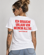 ICH BRAUCHE URLAUB VON MEINEM ALLTAG. – Unisex Statement T-Shirt Weiß mit rotem Backprint | lustiges Sprüche Shirt