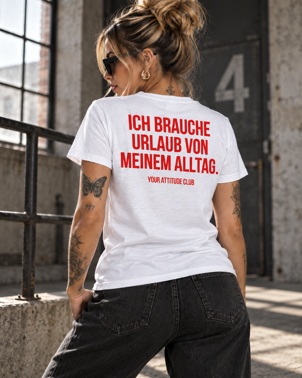 ICH BRAUCHE URLAUB VON MEINEM ALLTAG. – Unisex Statement T-Shirt Weiß mit rotem Backprint | lustiges Sprüche Shirt
