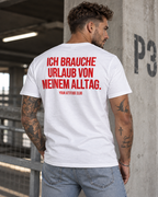 ICH BRAUCHE URLAUB VON MEINEM ALLTAG. – Unisex Statement T-Shirt Weiß mit rotem Backprint | lustiges Sprüche Shirt