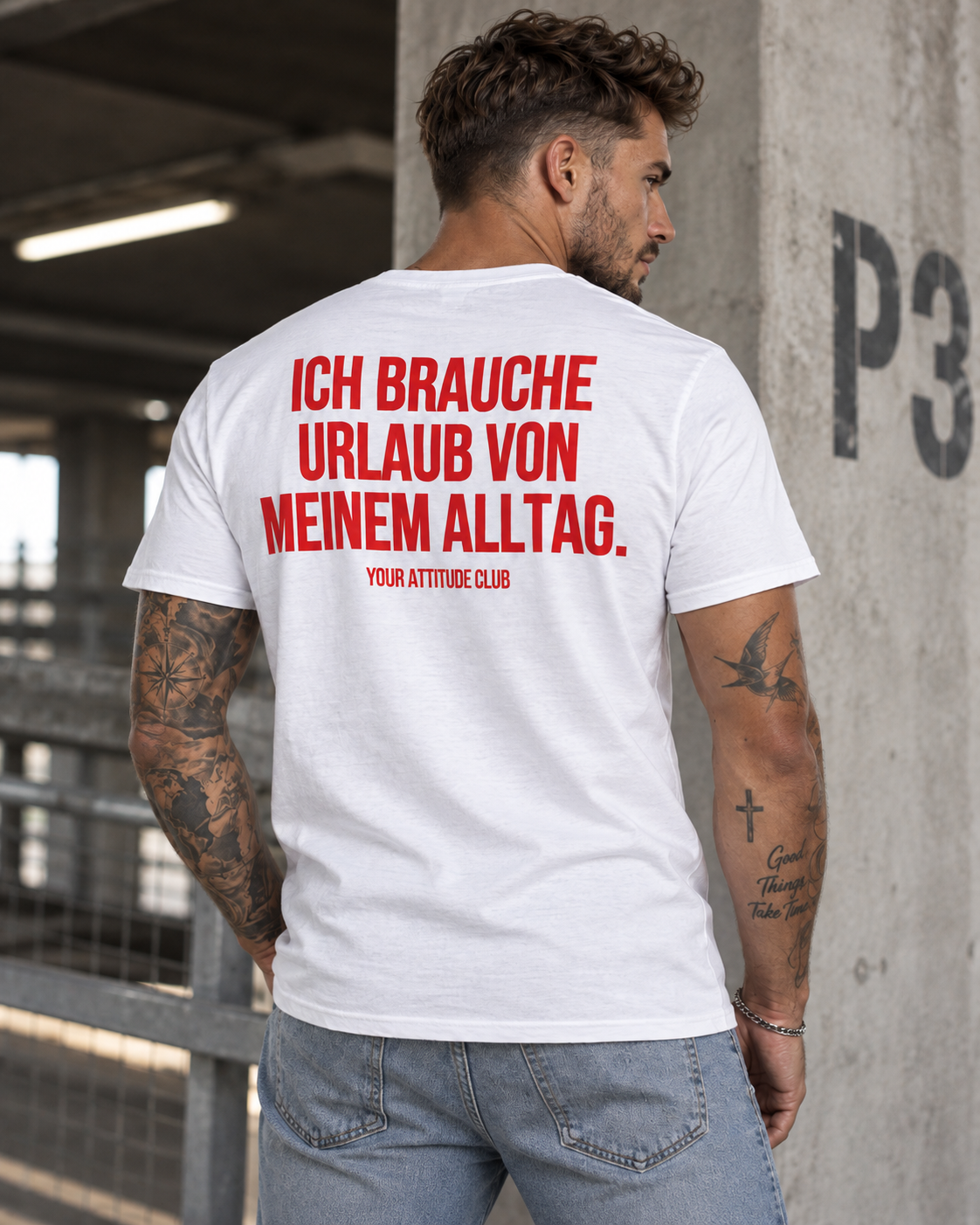 ICH BRAUCHE URLAUB VON MEINEM ALLTAG. – Unisex Statement T-Shirt Weiß mit rotem Backprint | lustiges Sprüche Shirt