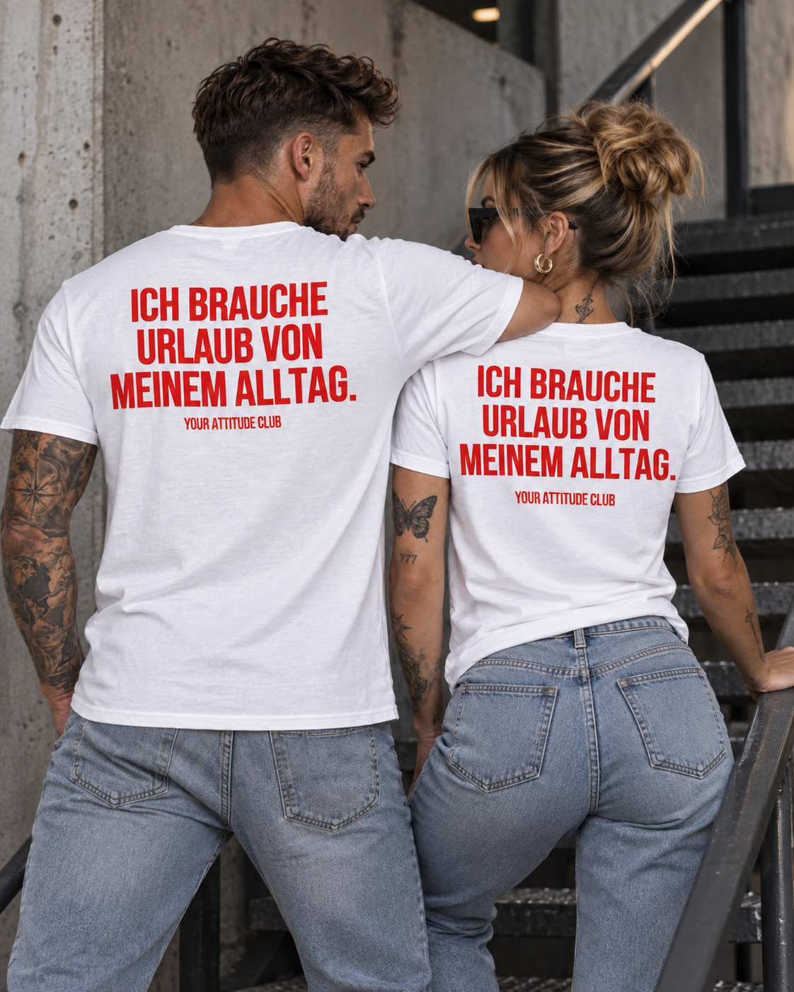 ICH BRAUCHE URLAUB VON MEINEM ALLTAG. – Unisex Statement T-Shirt Weiß mit rotem Backprint | lustiges Sprüche Shirt