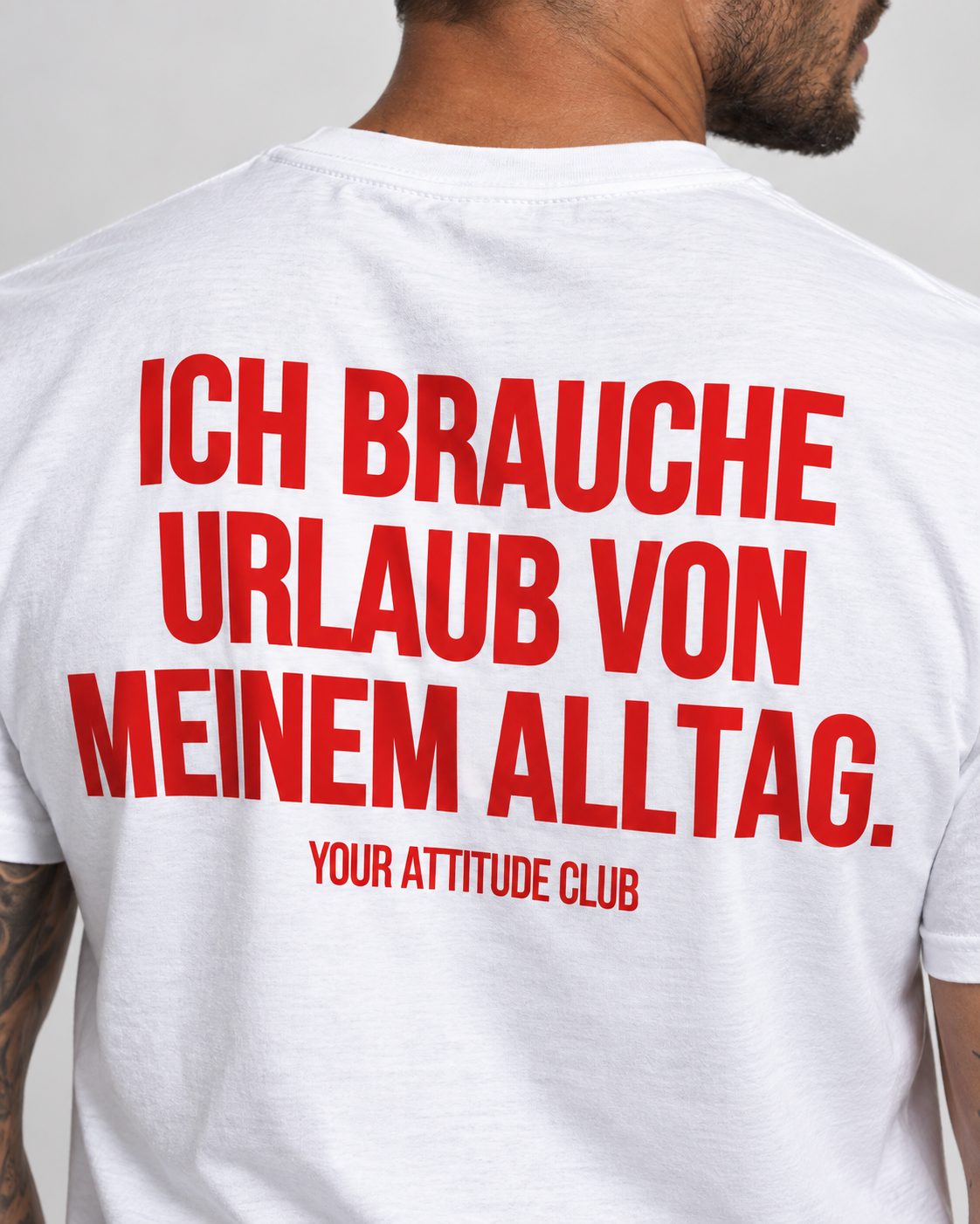 ICH BRAUCHE URLAUB VON MEINEM ALLTAG. – Unisex Statement T-Shirt Weiß mit rotem Backprint | lustiges Sprüche Shirt