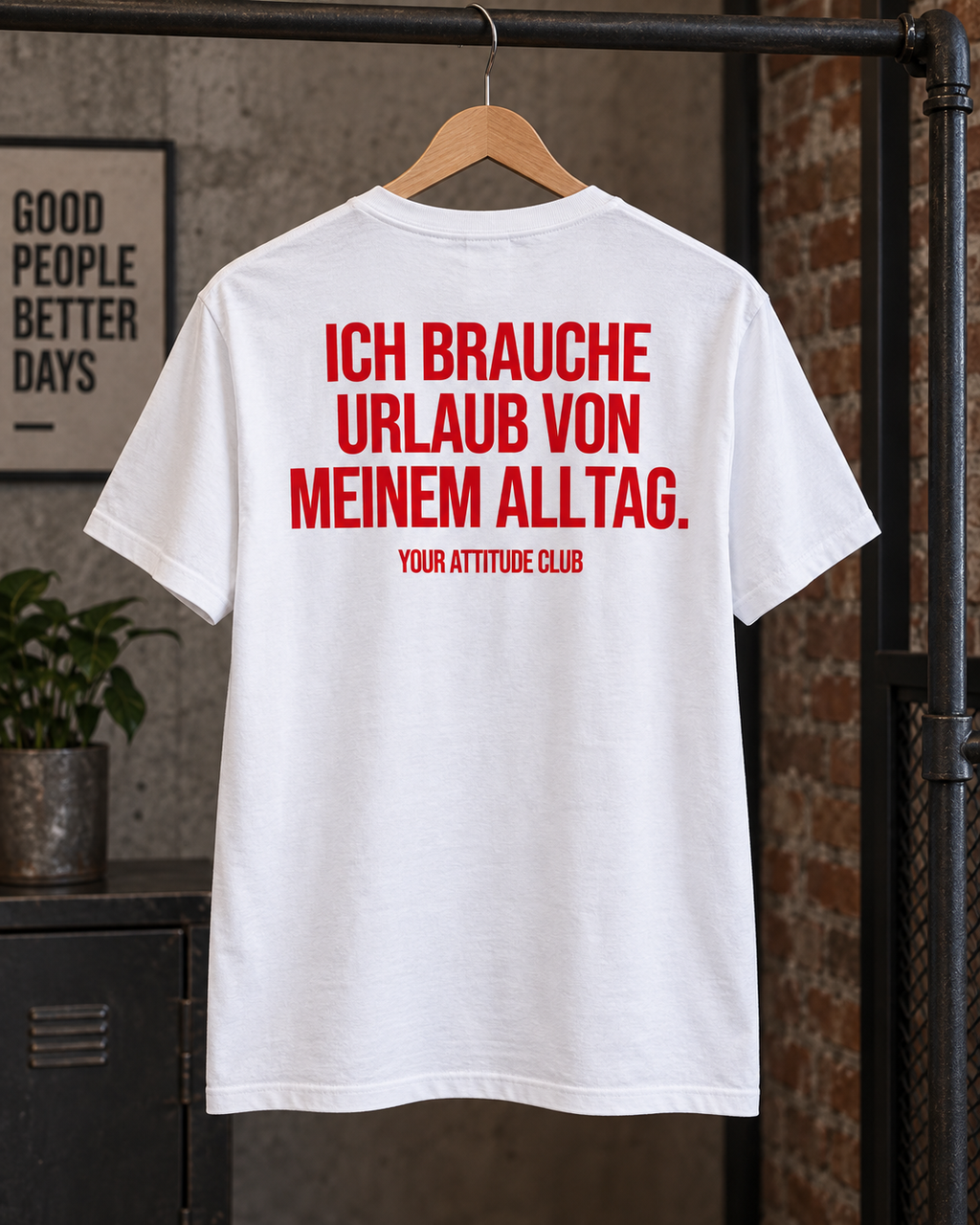 ICH BRAUCHE URLAUB VON MEINEM ALLTAG. – Unisex Statement T-Shirt Weiß mit rotem Backprint | lustiges Sprüche Shirt