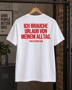 ICH BRAUCHE URLAUB VON MEINEM ALLTAG. – Unisex Statement T-Shirt Weiß mit rotem Backprint | lustiges Sprüche Shirt