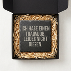 Ich habe einen Traumjob. Leider nicht diesen. – Schiefer Untersetzer 10x10 cm, lustiges Büro Geschenk, Geschenk für Arbeitskollegen, handgravierter Naturstein