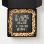 Ich lächle nur, damit niemand Verdacht schöpft. – Schiefer Untersetzer 10x10 cm, lustiges Büro Geschenk, Geschenk für Arbeitskollegen, handgravierter Naturstein