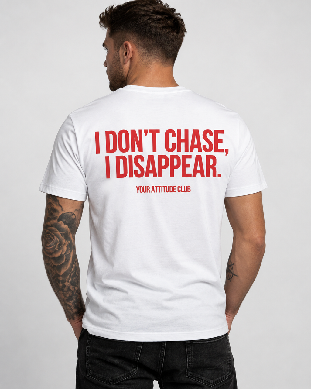 I DON’T CHASE, I DISAPPEAR. – Unisex Statement T-Shirt Weiß mit rotem Backprint | selbstbewusstes Sprüche Shirt