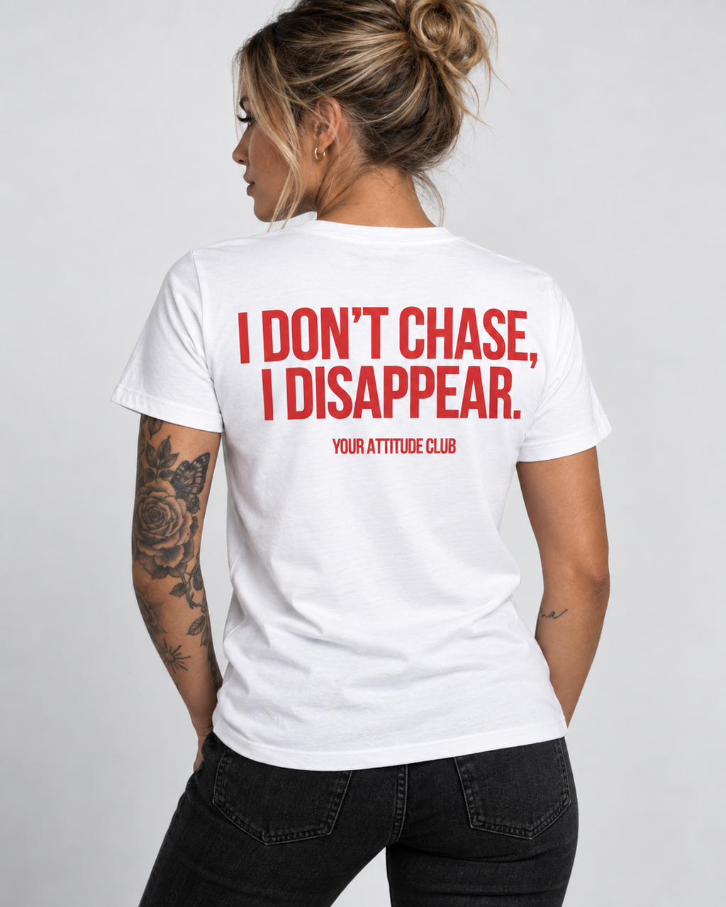 I DON’T CHASE, I DISAPPEAR. – Unisex Statement T-Shirt Weiß mit rotem Backprint | selbstbewusstes Sprüche Shirt
