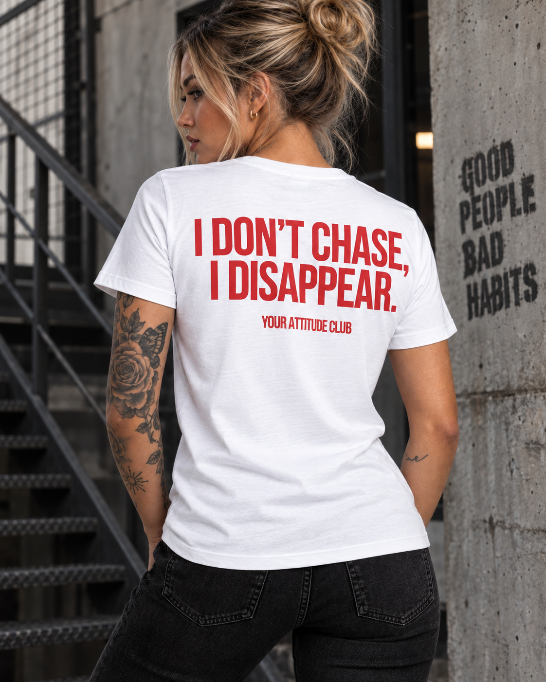I DON’T CHASE, I DISAPPEAR. – Unisex Statement T-Shirt Weiß mit rotem Backprint | selbstbewusstes Sprüche Shirt