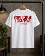 I DON’T CHASE, I DISAPPEAR. – Unisex Statement T-Shirt Weiß mit rotem Backprint | selbstbewusstes Sprüche Shirt
