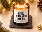 I FEEL BETTA WITH LAMETTA – Weihnachtskerze | Weihnachtsgeschenk | lustige Geschenkidee für Freunde, Kolleg:innen & Familie | Wichtelgeschenk