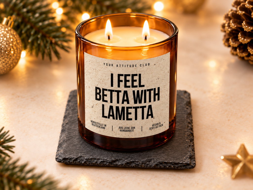 I FEEL BETTA WITH LAMETTA – Weihnachtskerze | Weihnachtsgeschenk | lustige Geschenkidee für Freunde, Kolleg:innen & Familie | Wichtelgeschenk