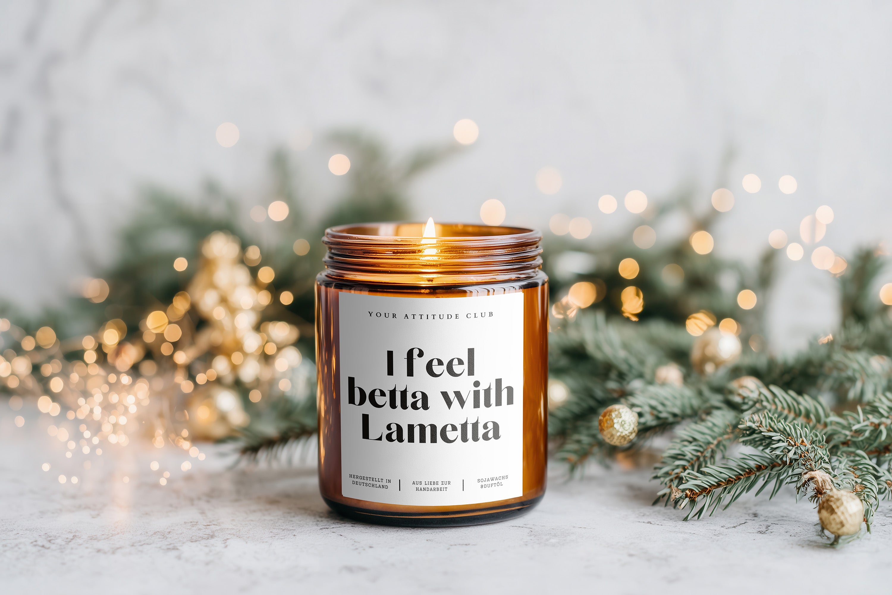 I feel betta with Lametta – Lustige Weihnachtskerze im Amberglas, Handmade Sojawachs, Geschenkidee Weihnachten für Freunde, Familie, Kollegen & Partner