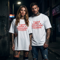I need coffee, a tattoo and vacation Shirt mit Frontprint – Oversize Unisex T-Shirt aus 100% Baumwolle, Streetwear Statement