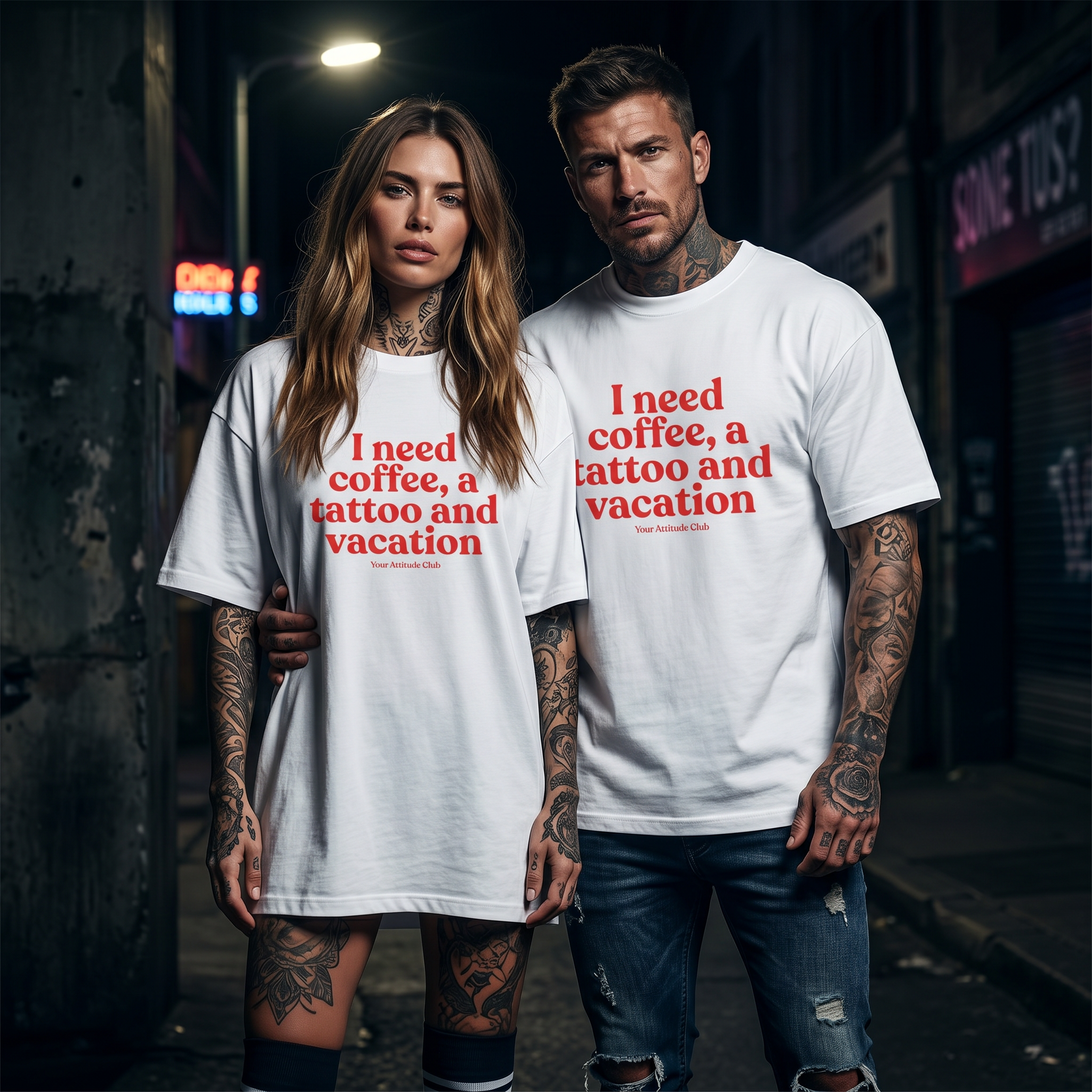 I need coffee, a tattoo and vacation Shirt mit Frontprint – Oversize Unisex T-Shirt aus 100% Baumwolle, Streetwear Statement