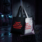 I need coffee, a tattoo and vacation Shirt mit Frontprint – Oversize Unisex T-Shirt aus 100% Baumwolle, Streetwear Statement