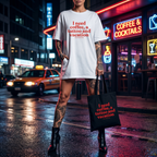 I need coffee, a tattoo and vacation Shirt mit Frontprint – Oversize Unisex T-Shirt aus 100% Baumwolle, Streetwear Statement