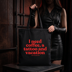 I need coffee, a tattoo and vacation Shirt mit Frontprint – Oversize Unisex T-Shirt aus 100% Baumwolle, Streetwear Statement
