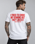 I TRIED TO CHOKE MY DEMONS BUT THEY LIKED IT – Unisex Statement T-Shirt Weiß mit rotem Backprint | schwarzer Humor Sprüche Shirt