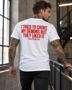 I TRIED TO CHOKE MY DEMONS BUT THEY LIKED IT – Unisex Statement T-Shirt Weiß mit rotem Backprint | schwarzer Humor Sprüche Shirt