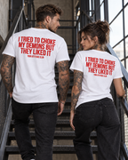 I TRIED TO CHOKE MY DEMONS BUT THEY LIKED IT – Unisex Statement T-Shirt Weiß mit rotem Backprint | schwarzer Humor Sprüche Shirt