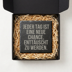 Jeder Tag ist eine neue Chance, enttäuscht zu werden. – Schiefer Untersetzer 10x10 cm, lustiges Büro Geschenk, Geschenk für Arbeitskollegen, handgravierter Naturstein