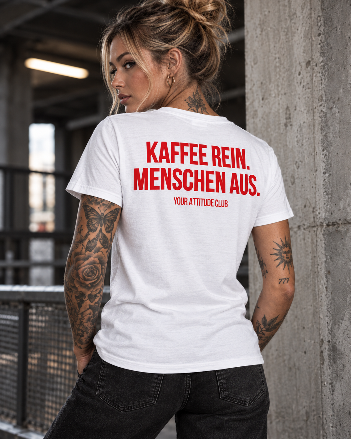 KAFFEE REIN. MENSCHEN AUS. – Unisex Statement T-Shirt Weiß mit rotem Backprint | lustiges Sprüche Shirt