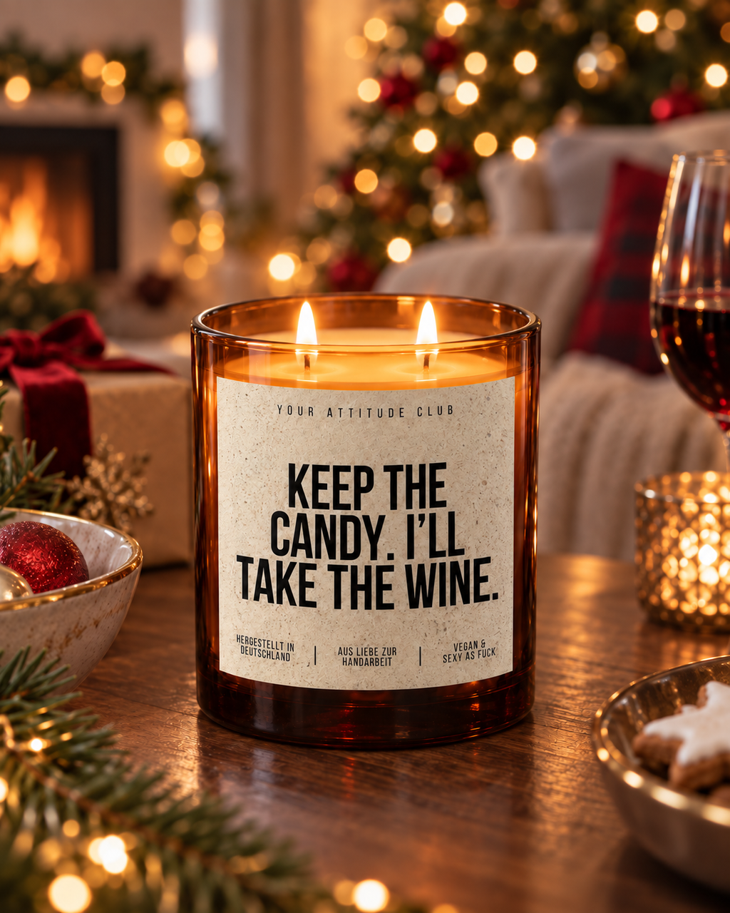 KEEP THE CANDY. I’LL TAKE THE WINE. – Weihnachtskerze Naturgras Etikett | Weihnachtsgeschenk | Geschenk für Freunde | Geschenkidee Weihnachten