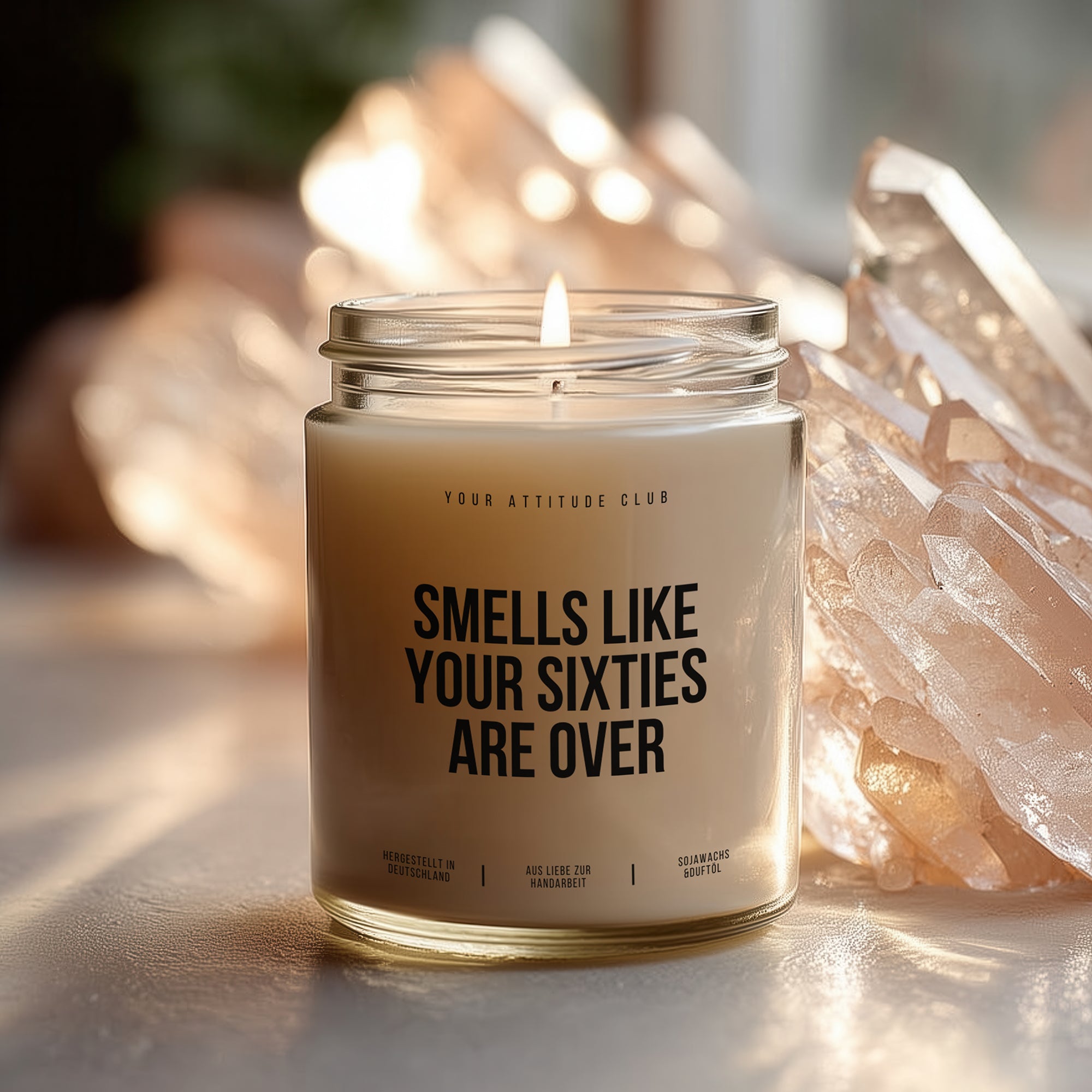 SMELLS LIKE YOUR SIXTIES ARE OVER – Lustige Kerze zum 70. Geburtstag, Geschenkidee Mann Frau, Duftkerze Sojawachs transparentes Glas
