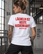 LÄCHELN IST HEUTE AUSVERKAUFT. – Unisex Statement T-Shirt Weiß mit rotem Backprint | sarkastisches Sprüche Shirt