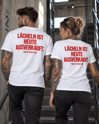 LÄCHELN IST HEUTE AUSVERKAUFT. – Unisex Statement T-Shirt Weiß mit rotem Backprint | sarkastisches Sprüche Shirt