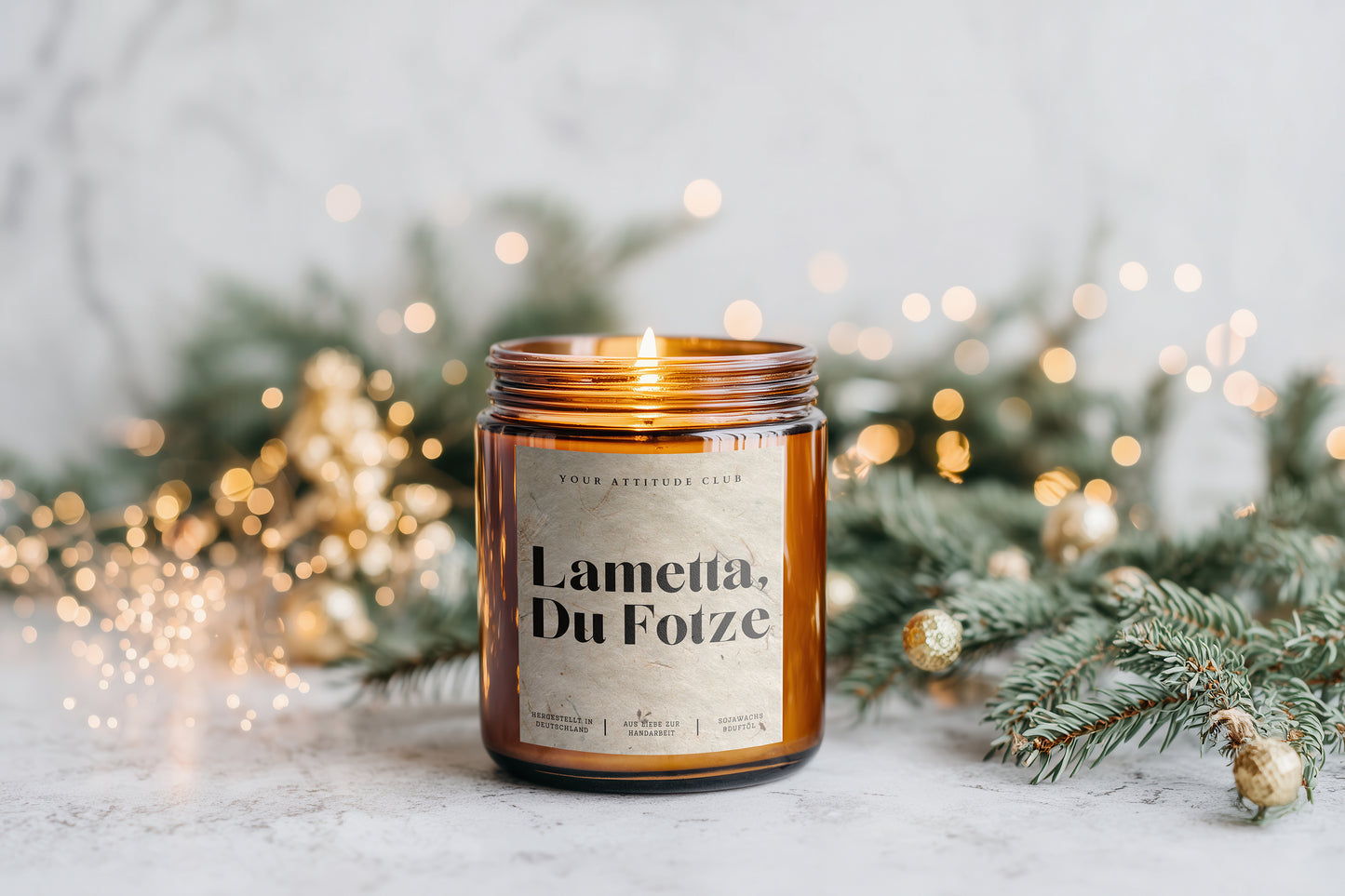 Lametta, Du Fotze – Lustige & derbe Weihnachtskerze im Amberglas, Handmade aus Sojawachs, Geschenkidee für Freunde & Humor-Liebhaber, 30–40h Brenndauer