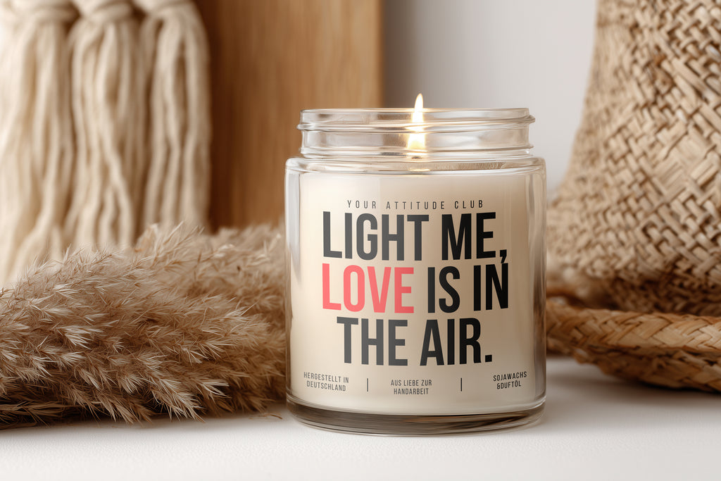 Light me, love is in the air. Valentinstagskerze aus Sojawachs, romantisches Geschenk für Paare, Galentines Day, personalisierbar