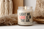 Light me, love is in the air. Valentinstagskerze aus Sojawachs, romantisches Geschenk für Paare, Galentines Day, personalisierbar