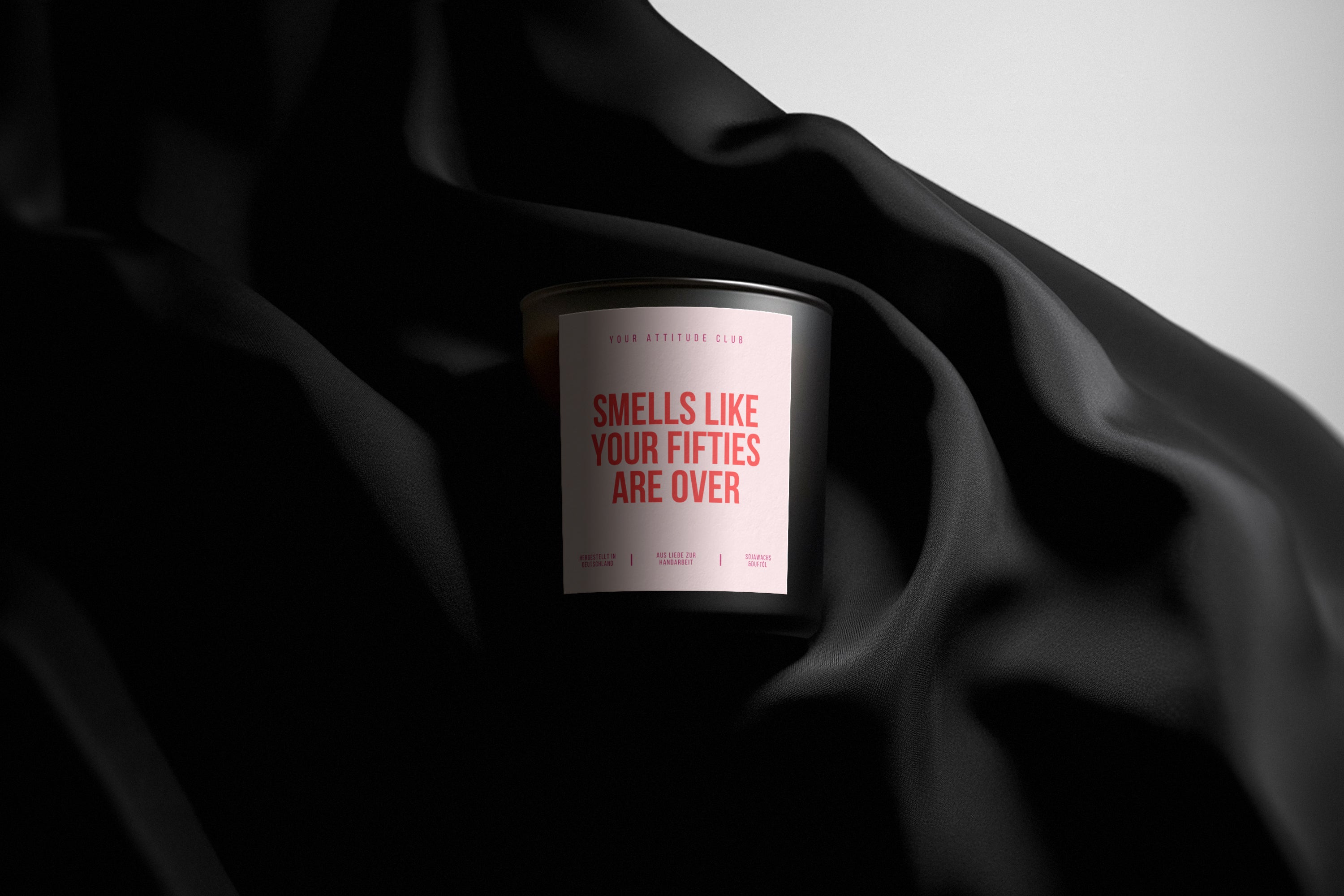 Smells Like Your Fifties Are Over | Schwarze Luxuskerze | Rosa Etikett