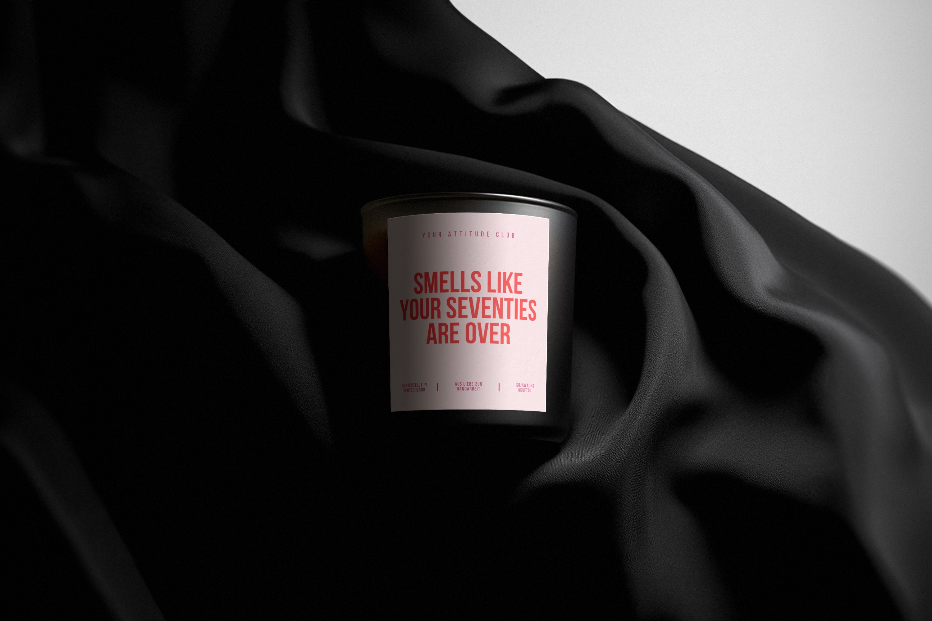 Smells Like Your Seventies Are Over | Schwarze Luxuskerze | Rosa Etikett