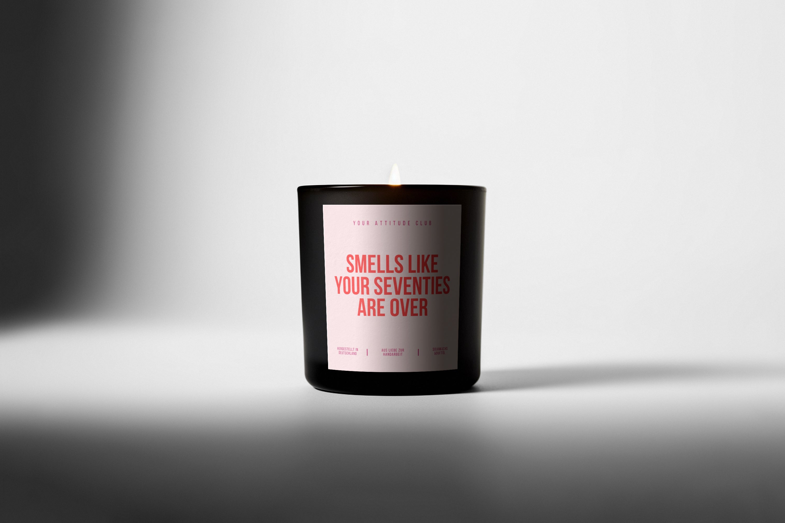 Smells Like Your Seventies Are Over | Schwarze Luxuskerze | Rosa Etikett