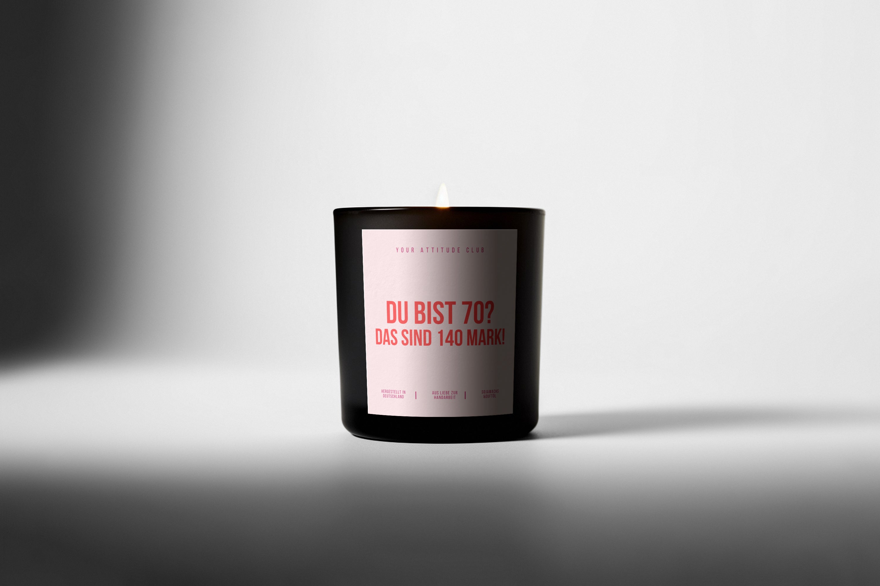 Du bist 70? Das sind 140 Mark! | Schwarze Luxuskzere | Rosa Etikett