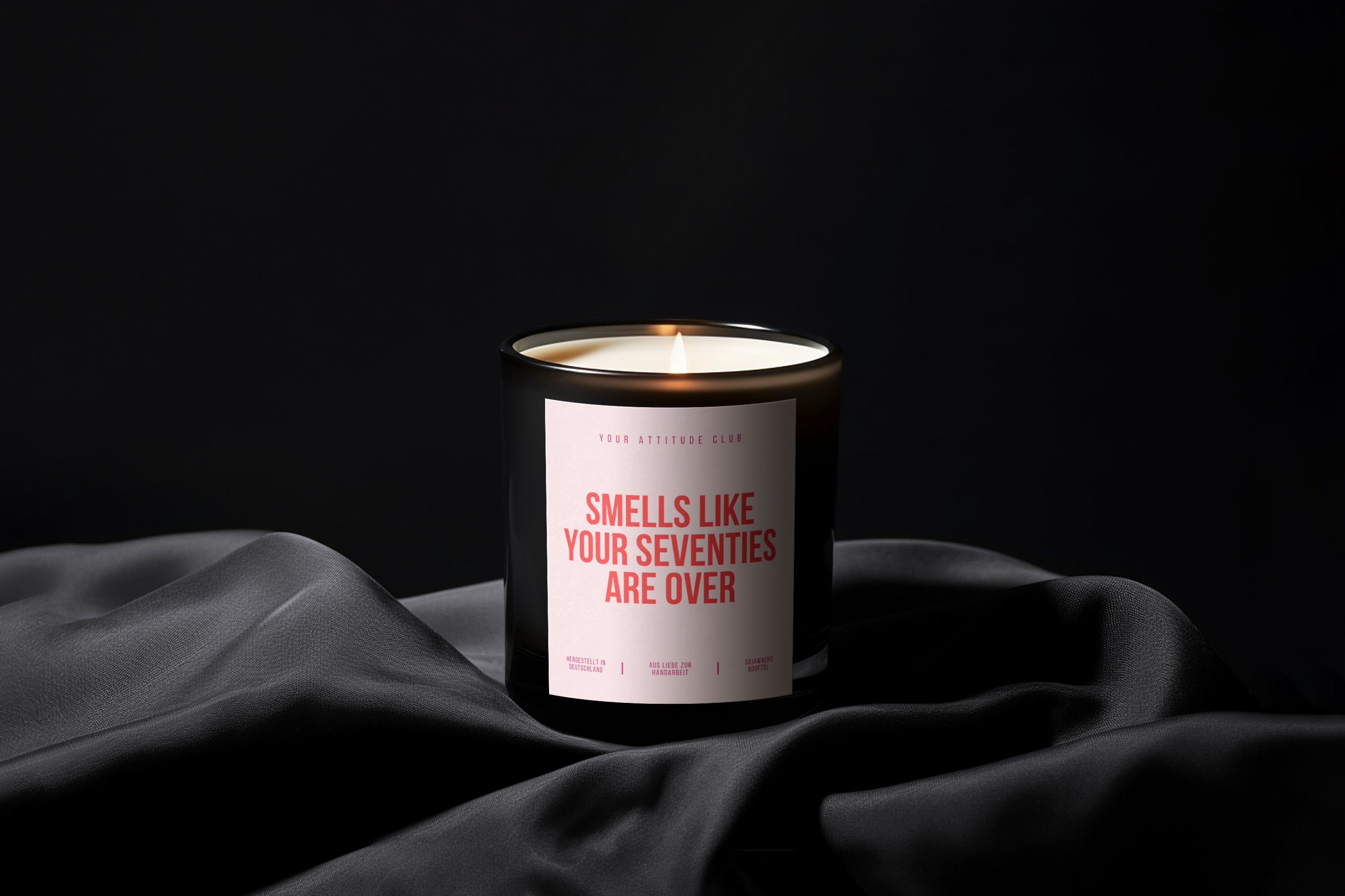 Smells Like Your Seventies Are Over | Schwarze Luxuskerze | Rosa Etikett