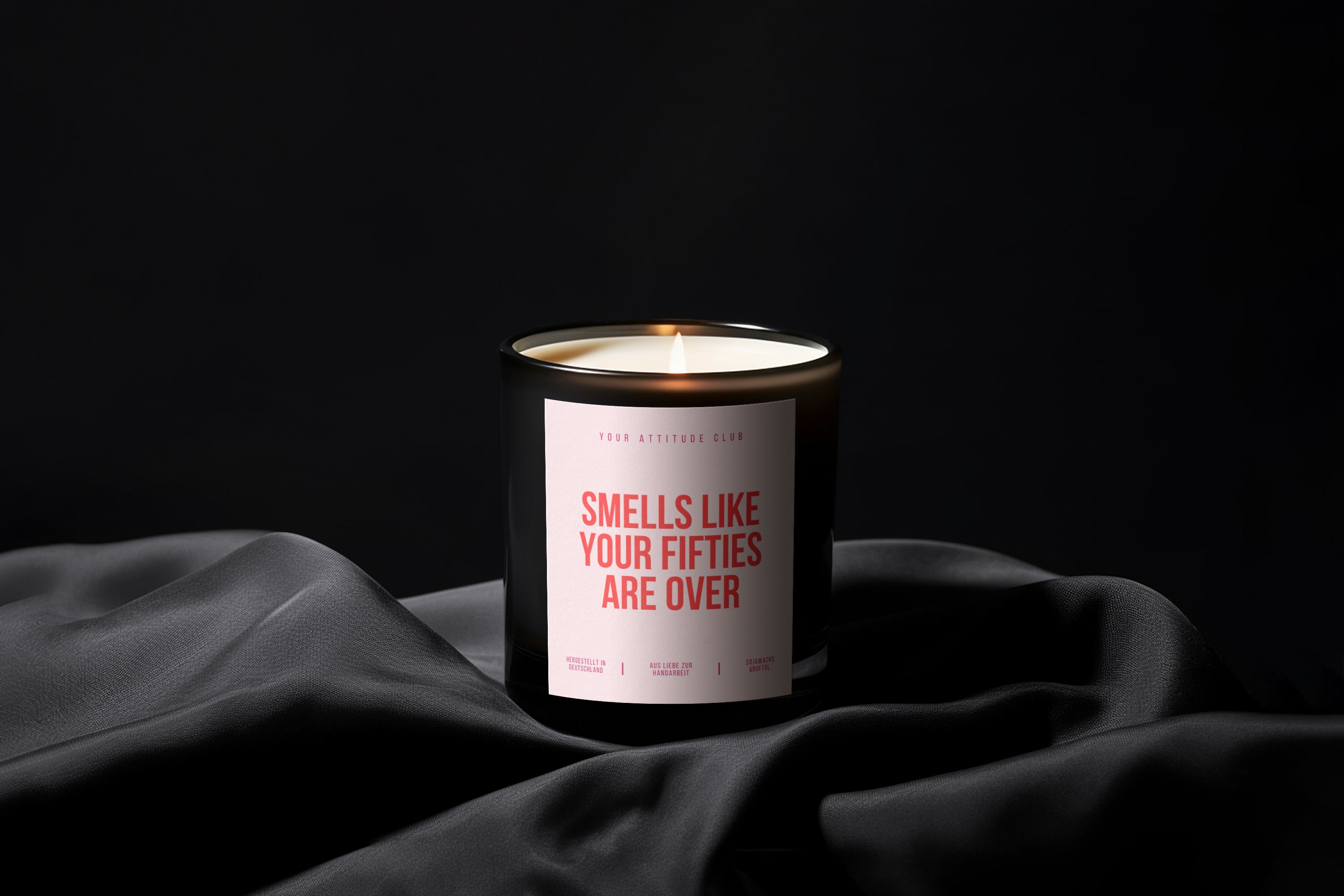 Smells Like Your Fifties Are Over | Schwarze Luxuskerze | Rosa Etikett