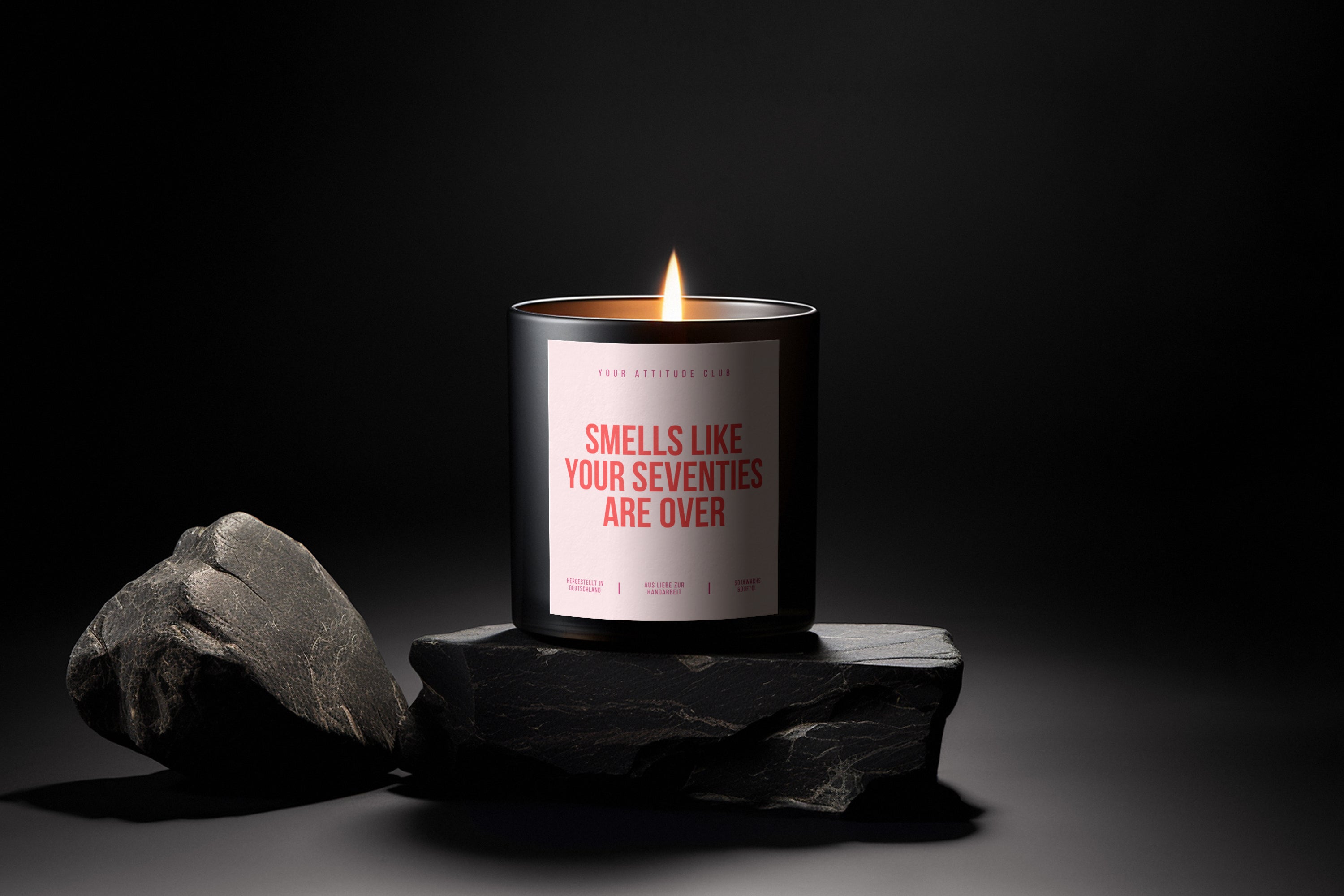 Smells Like Your Seventies Are Over | Schwarze Luxuskerze | Rosa Etikett