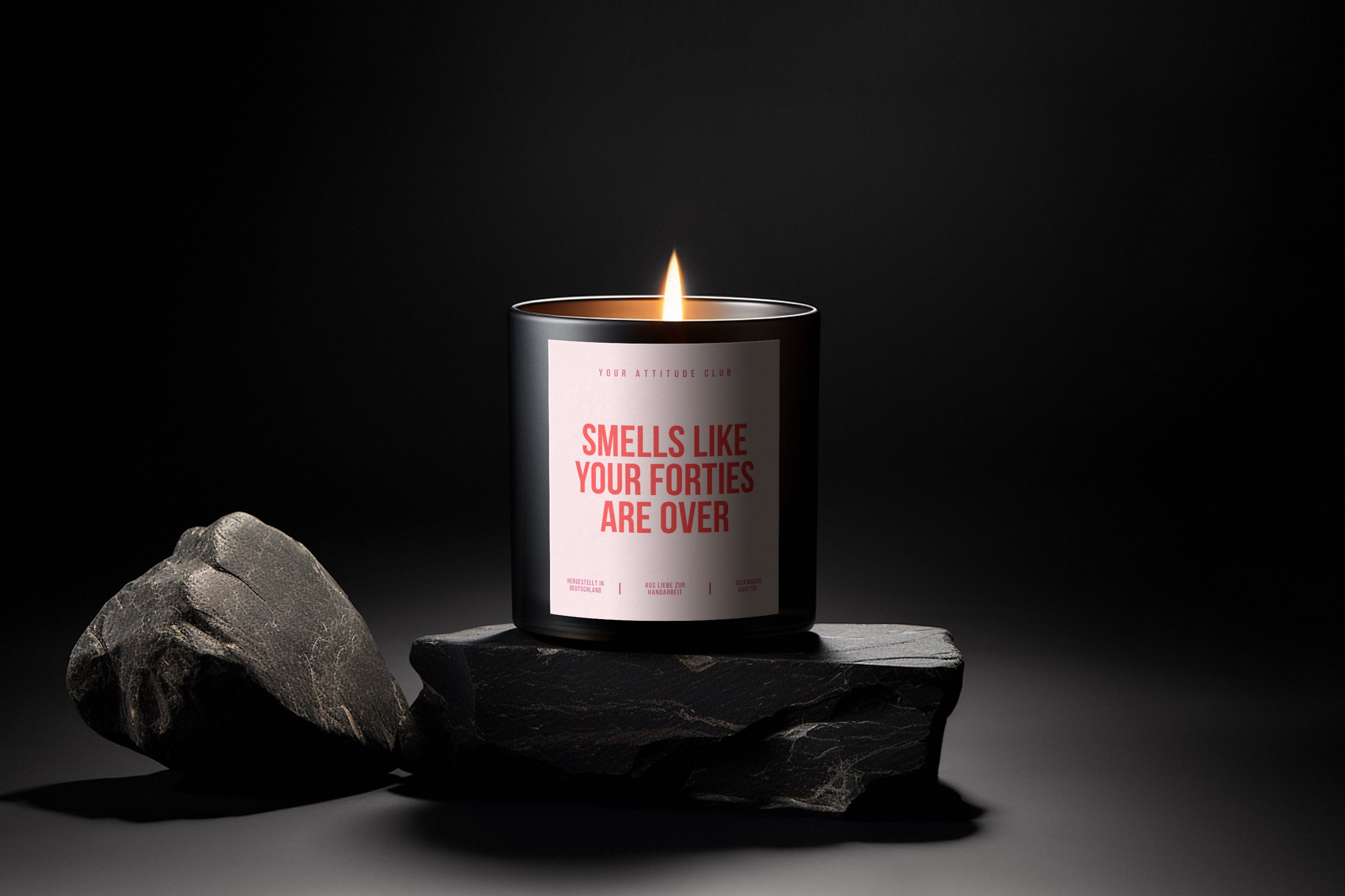Smells Like Your Forties Are Over | Schwarze Luxuskerze | Rosa Etikett