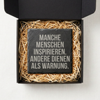 Manche Menschen inspirieren. Andere dienen als Warnung. – Schiefer Untersetzer 10x10 cm, lustiges Büro Geschenk, Geschenk für Arbeitskollegen, handgravierter Naturstein