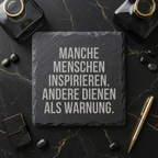 Manche Menschen inspirieren. Andere dienen als Warnung. – Schiefer Untersetzer 10x10 cm, lustiges Büro Geschenk, Geschenk für Arbeitskollegen, handgravierter Naturstein